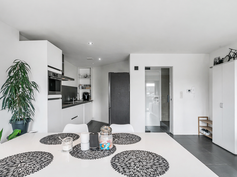 Stijlvol en ruim duplex appartement met 3 slaapkamers, 3 badkamers en zonnig terras in hartje Maasmechelen<br />
In het centrum van Maasmechelen, op e