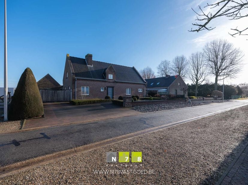 KARAKTERVOLLE WONING MET LOODS EN WEIDE OP EEN RIANT PERCEEL VAN 68A24CA TE BOCHOLT<br />
TROEVEN<br />
- Rustige, landelijke ligging op slechts 3 km