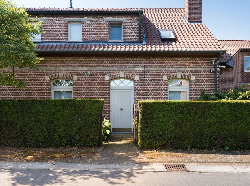 Hoeilaart, grenzend aan La Hulpe, prachtige eigendom verscholen in het groen en met talrijke mogelijkheden, onder andere voor paardenliefhebbers. Gele