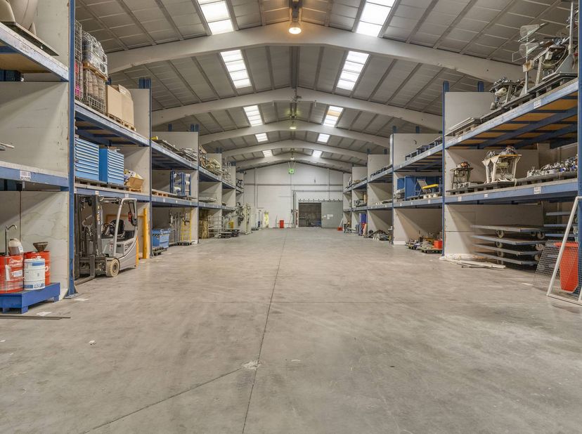 Divers entrepôts à louer dans la zone industrielle de Kuurne d'une superficie de 500 m² à 4 000 m². <br />
<br />
Spécifications : <br />
- Sol en bét