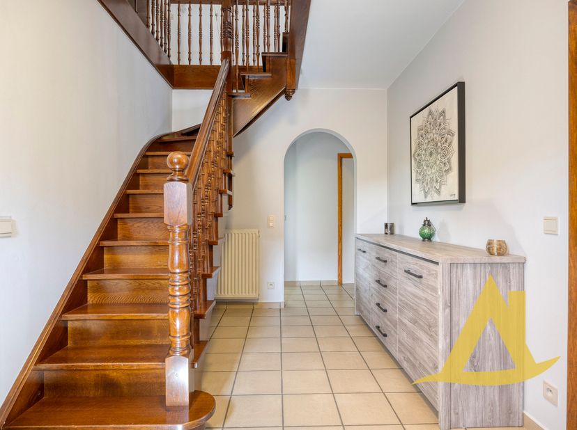 Deze verzorgde woning is gelegen in een uiterst rustige, doodlopende straat en biedt een ideale combinatie van comfort, licht en functionaliteit. De w