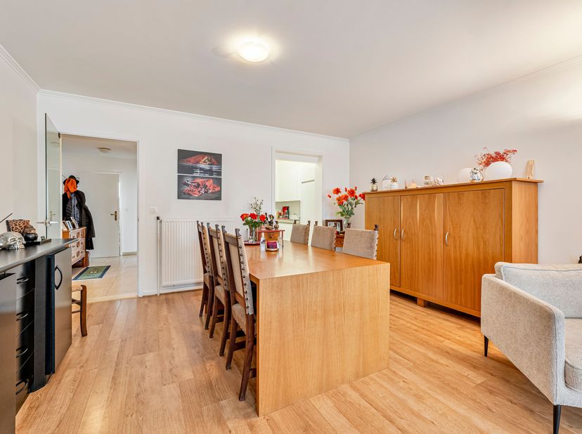 Instapklaar appartement met groot terras te koop in centrum Kortrijk<br />
We vinden het appartement op de eerste verdieping en betreden het via de in