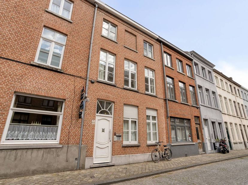 In de Maagdenstraat te Brugge vindt u dit karaktervolle pand met een bewoonbare oppervlakte van maar liefst 165 m². Voor wie graag de handen uit de mo