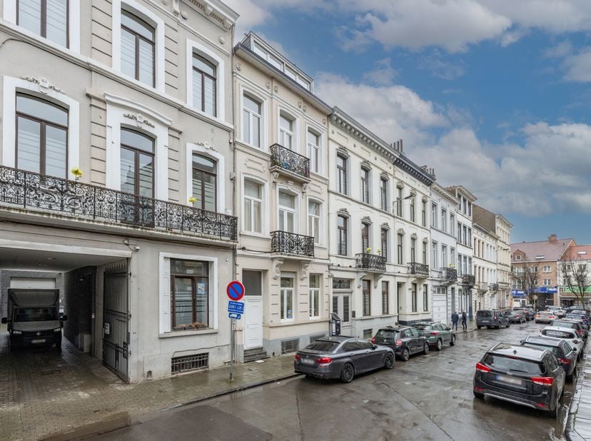 Immeuble polyvalent unique à Anderlecht (rue Plantin) – environ 1 500 m².<br />
Situé stratégiquement à proximité de la Porte d'Anderlecht et de la ch