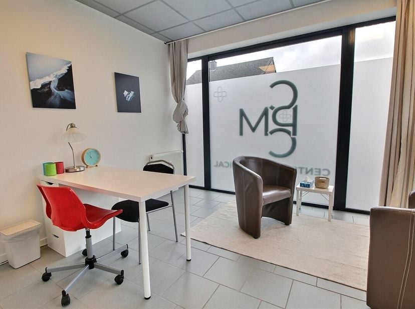 Idéalement situé à Saint-Denis, sur la Chaussée d'Eghezée, proche des grands axes (E42, E411, N4)... Nous vous proposons un bureau en location. Celui-