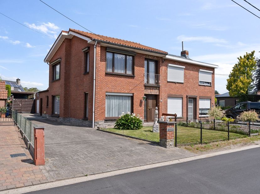 Bent u op zoek naar een woning die u volledig naar uw eigen smaak kunt renoveren? Dan is deze degelijk gebouwde halfopen bebouwing in Stekene zeker ee