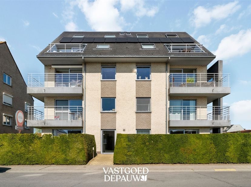 Cet appartement d'angle spacieux et contemporain situé au rez-de-chaussée bénéficie d'un emplacement calme dans le centre d'Oostkamp, à proximité des