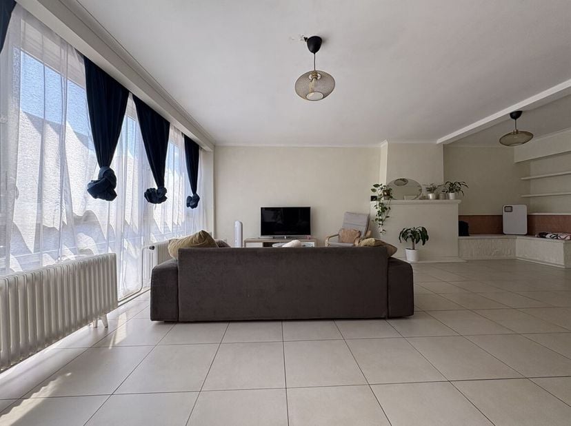 Ruim appartement met 2 slaapkamers in centrum Herentals<br />
Ligging: Centraal gelegen met alle faciliteiten in de nabije omgeving (scholen, winkels,