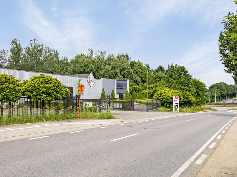 Dit ruime magazijn van ca. 1.800 m² is gelegen in de industriezone van Webbekom te Diest. Dankzij de strategische ligging op de grens van Vlaams-Braba