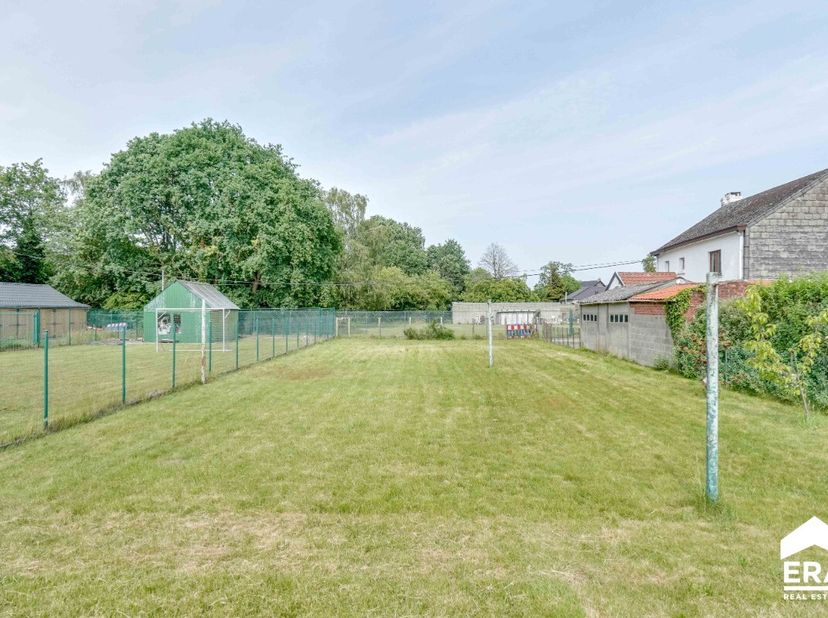 Instapklare gezinswoning met drie slaapkamers (4 mogelijk), terras en tuin gelegen in een groene, bosrijke omgeving te Wiemesmeer (Zutendaal).Deze won