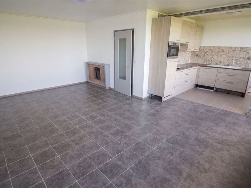Volledig gerenoveerd appartement met 2 slaapkamers op de 9e verdieping, ideaal gelegen in Marcinelle. Deze woning bestaat uit: hal, woonkamer van 26,6