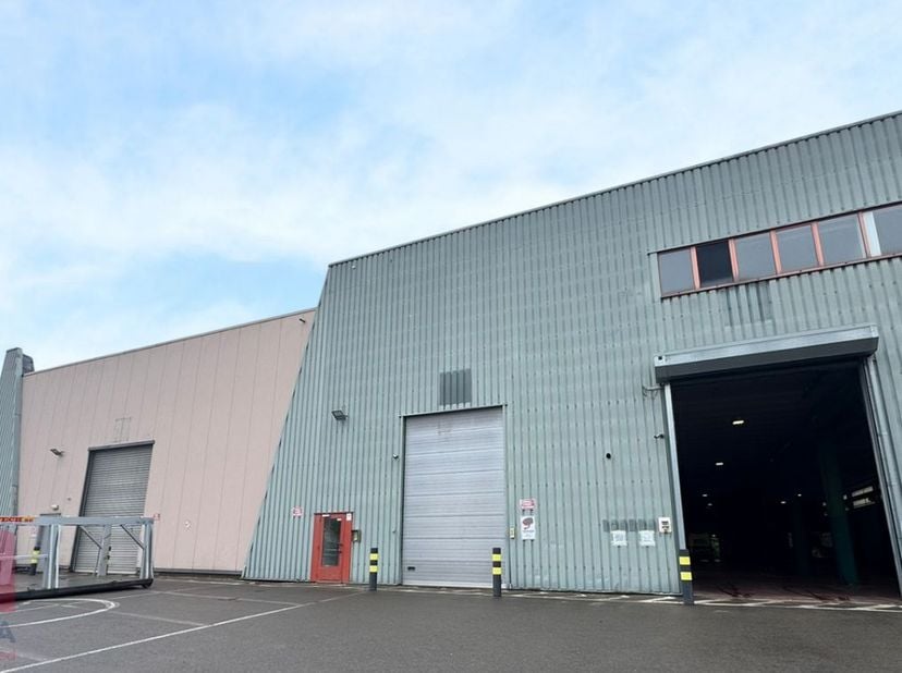 Ce bâtiment polyvalent à Zaventem offre un espace de stockage fonctionnel de 607 m², idéal pour les entreprises à la recherche d’un environnement de t