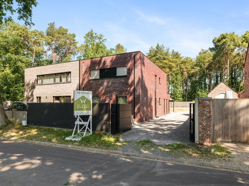 Bent u op zoek naar een moderne, energiezuinige woning waar u meteen kunt intrekken? Dan is deze prachtige halfopen bebouwing, gelegen aan de Grotewin