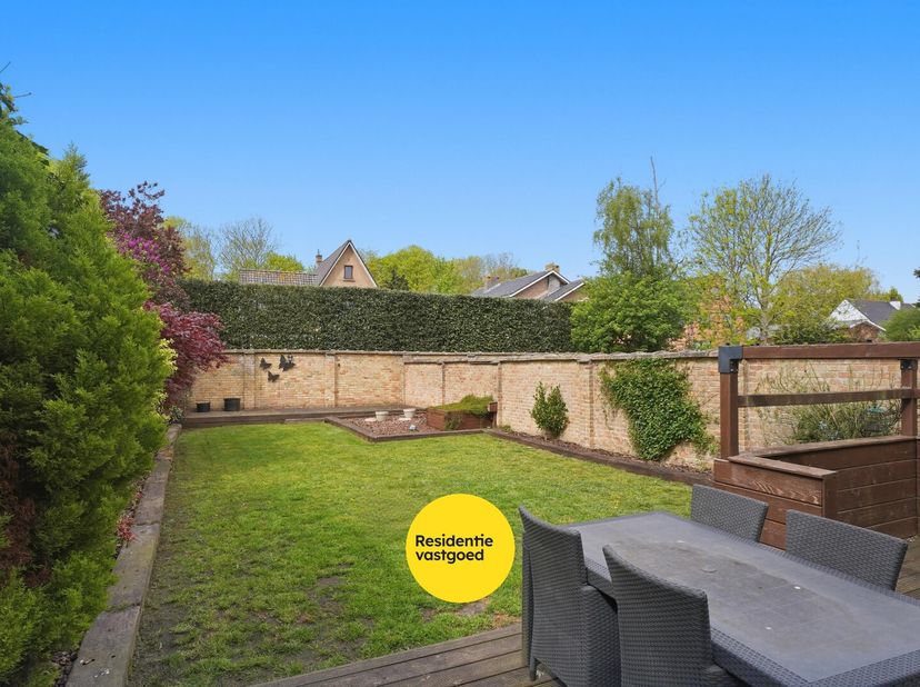 Ruime en instapklare rijwoning in het hart van Nieuwpoort op 284 m² met garage en nieuwe oprit!<br />
Deze verrassend ruime woning (274 m²) combineert