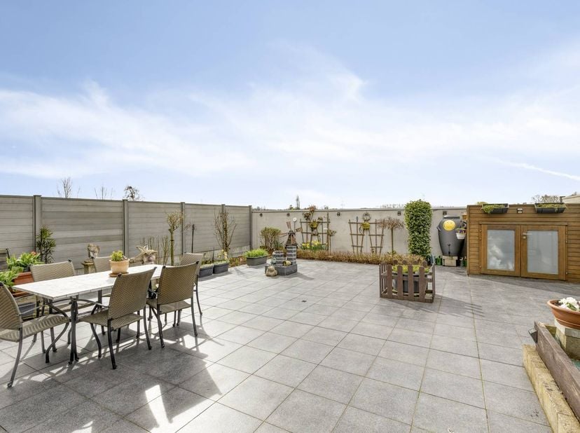 Dit appartement biedt een ruim bewoonbare oppervlakte van 136 m², een praktische indeling en een fantastisch terras.<br />
<br />
Met een zuidwestgeri