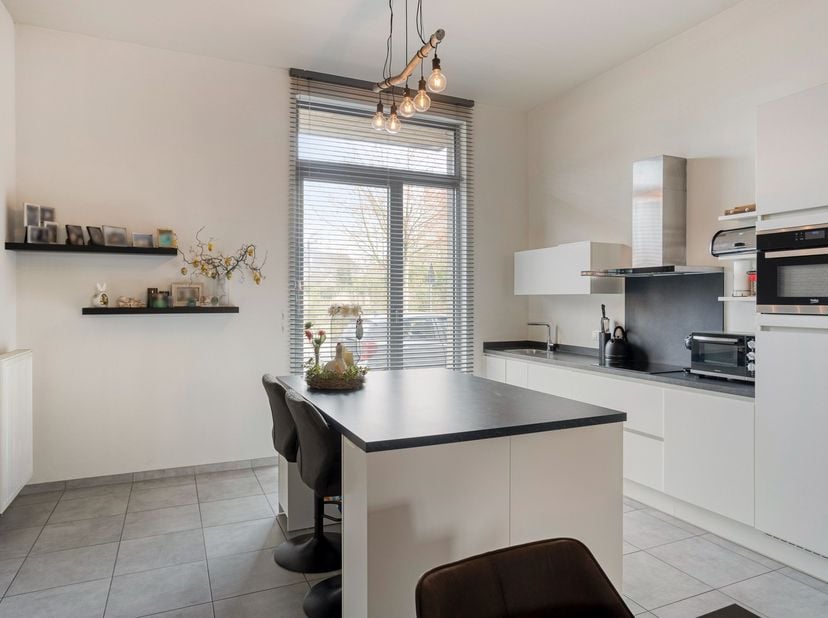 Welkom aan de Winterslagstraat 109 bus 2 in Genk, waar we in de stijlvolle Residentie Quartis dit ruime en gelijkvloerse appartement met 2 slaapkamers