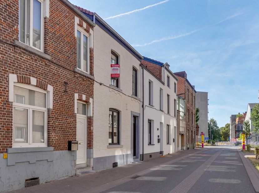 Deze ruime stadswoning ligt in de Gazometerstraat, op wandelafstand van het station van Sint-Truiden en het centrum van de stad. De woning werd net ge