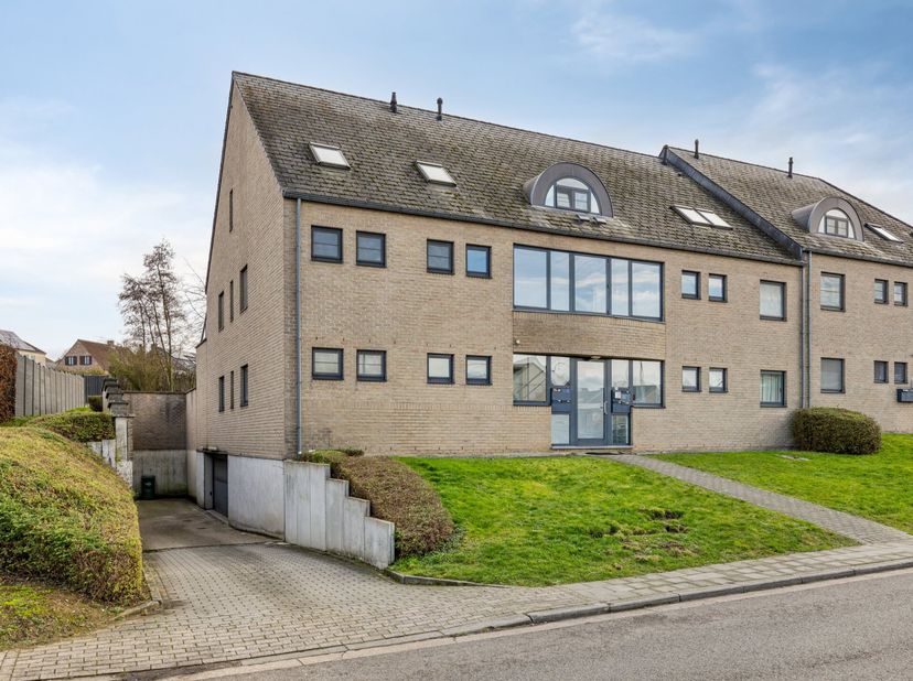 Modern en lichtrijk wonen met een groen accent.<br />
<br />
Dit verzorgde gelijkvloerse appartement combineert de rust van een gemeenschappelijke tui