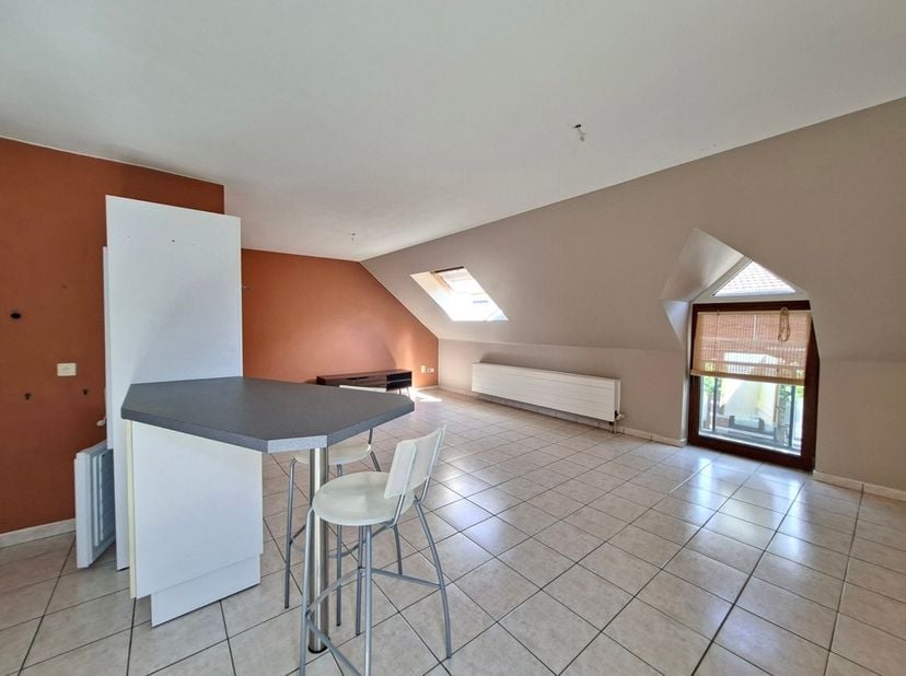Ruim eigentijds appartement met 1 slaapkamer, ingerichte keuken en badkamer, living, zolder en autostandplaats.<br />
<br />
De vaste kosten van € 20,