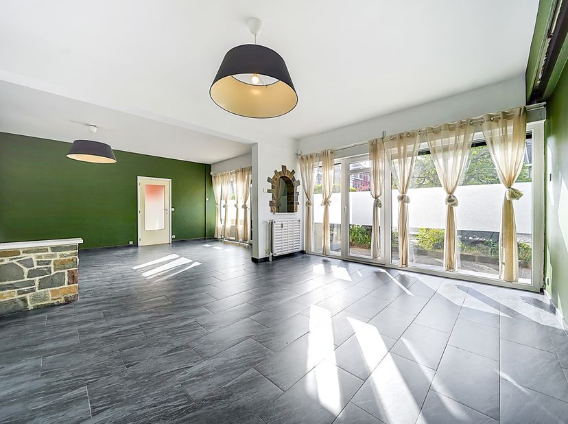 Vous recherchez un lumineux appartement de 3 chambres, confortable, fonctionnel et idéalement situé ? Cet appartement répond à toutes vos attentes.<br