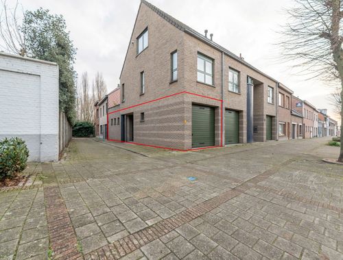                                         Garage à louer à Niel, € 1.000
