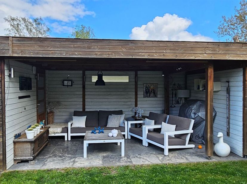 Instapklare en energiezuinige woning op een rustige locatie in As<br />
Deze zeer goed onderhouden halfopen woning is gelegen op een mooi perceel van