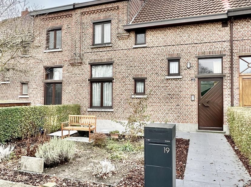 Geen immo!<br />
Welkom in deze volledig instapklare gezinswoning, ideaal gelegen op de as Antwerpen-Brussel-Mechelen. Deze woning biedt alles wat een