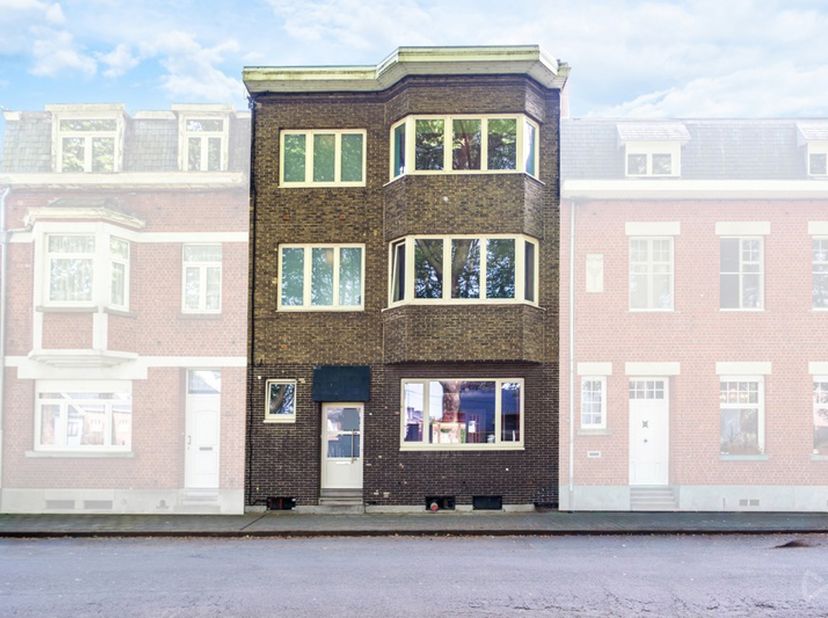 Cette spacieuse maison se compose, au rez-de-chaussée, d'un hall d'entrée avec WC séparé, d'un salon de 20 m² ouvert sur la salle à manger de 26 m², a