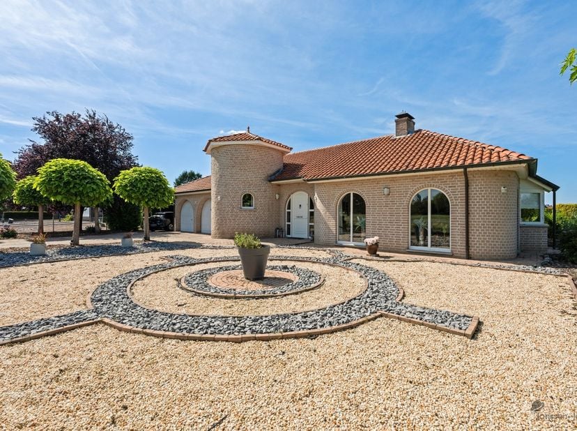 Vous recherchez une maison élégante, de plain-pied, où le calme, l'intimité et le confort sont au cœur de tout ? Alors cette charmante villa espagnole