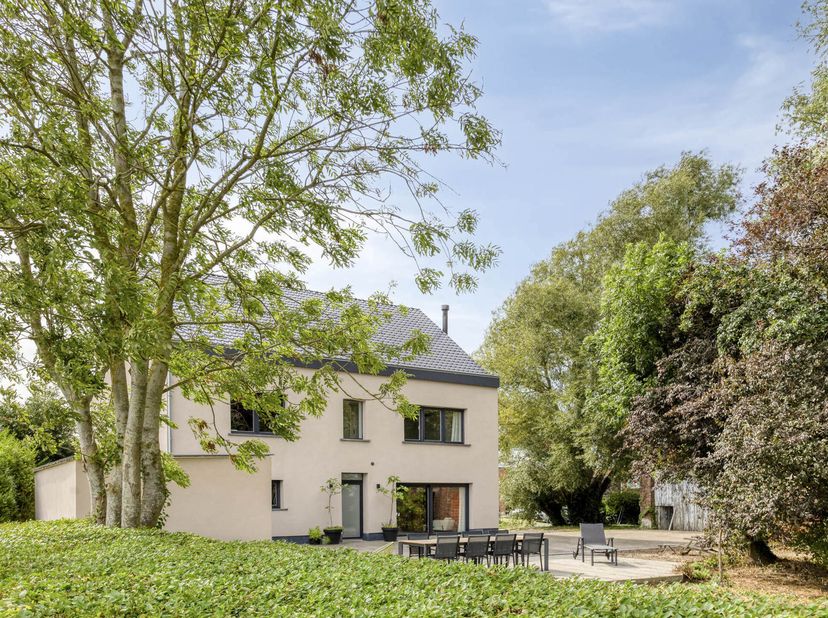 Bent u op zoek naar ruimte, rust en een prachtig landelijk uitzicht? Dan is deze stijlvol gerenoveerde 4-gevelwoning in Sint-Pieters-Kapelle (Pajotteg