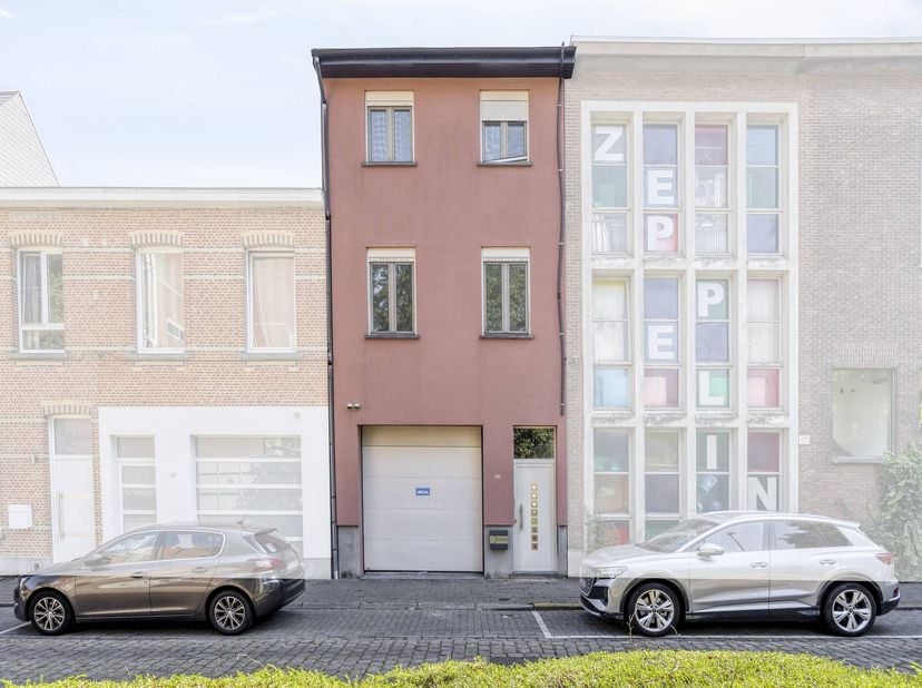 Huis te koop in Lieven Gevaertstraat 56,
                    2640 Mortsel