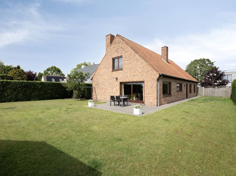 Deze ruime woning te koop in Waregem kan genieten van lichtrijke ruimtes, grondoppervlakte van ca. 853m² en ruime zolder met veel potentieel. De eigen