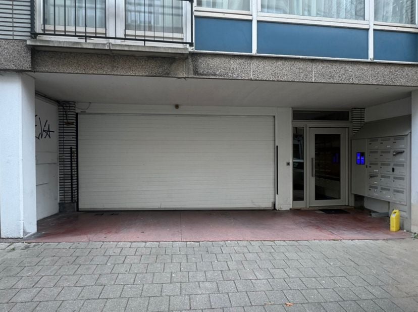 Parkeerplaats ideaal gelegen aan de Louizalaan. Gemakkelijk bereikbaar en voorzien van een afstandsbediening voor praktisch beheer. <br />
Geen extra