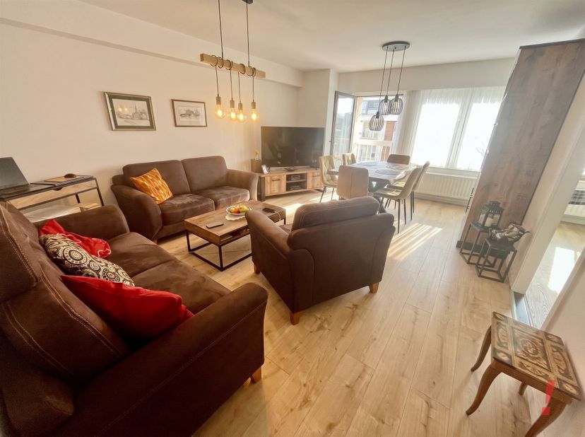 Magnifiek appartement op de eerste verdieping met privatieve autostaanplaats, fietsenberging en ruim zonneterras. <br />
Dit pand omvat een inkomhal,