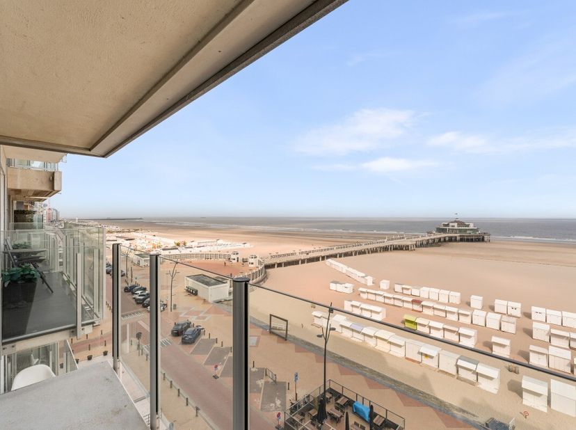 Blankenberge: Instapklaar appartement met zeezicht en 2 terrassen te koop! Op de 6e verdieping van residentie "Ravelingen" vinden we dit recent gereno
