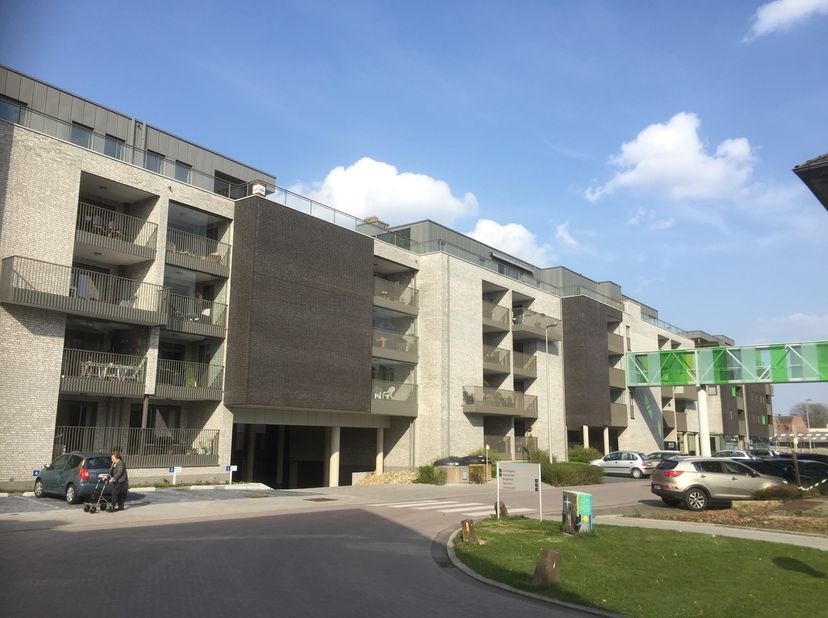 In een rustige en aangename omgeving bevindt zich deze ruime assistentieflat/appartement van 86,87 m², ideaal voor senioren die comfortabel en zelfsta