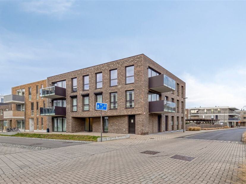 Prêt à emménager, appartement de 2 chambres à coucher (83m²) économe en énergie avec terrasse, jardin de pierres précieuses et parking.<br />
Découvre