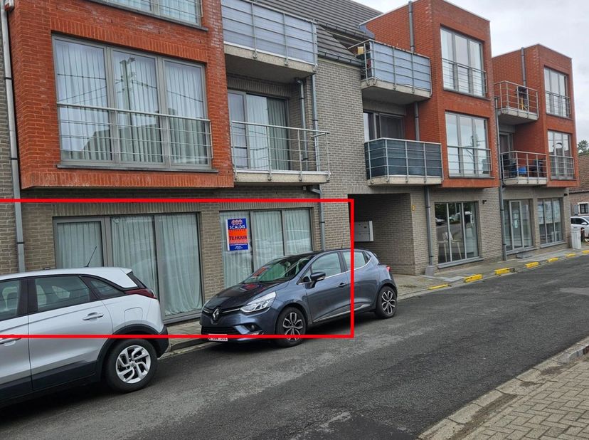 Gezellig gelijkvloers appartement bestaande uit een inkomhal, apart toilet, berging, ruime living met open keuken (alle toestellen voorzien behalve ee