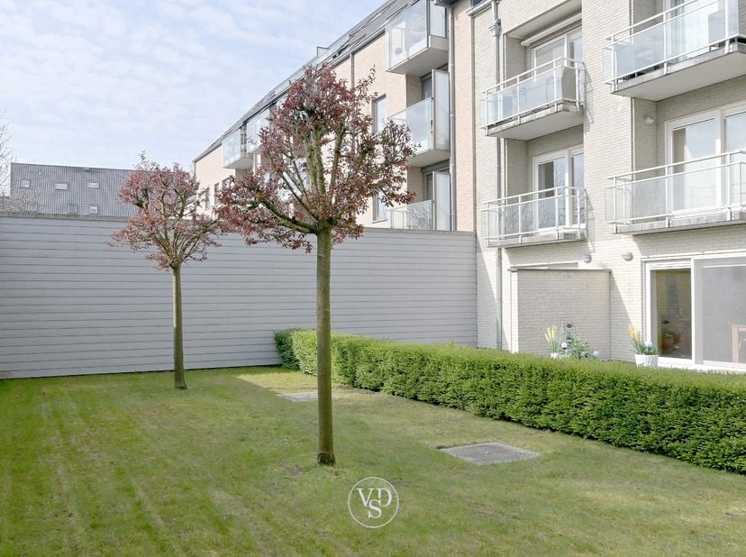 Dit tijdloze appartement beschikt over een aangename en ruime leefruimte die uitgeeft op een aanpalend terras, ideaal om te genieten van wat buitenrui