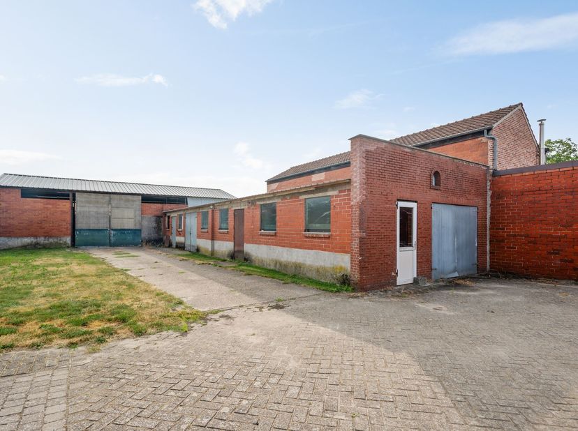 2 appartementen + magazijn op 2.257m²<br />
<br />
Dit pand dateert uit 1963 en verkreeg in 2018 een vergunning voor het verbouwen van een eengezins