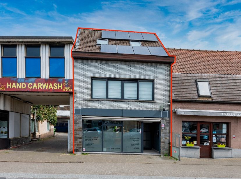 LiggingOp zoek naar een instapklare moderne handelsruimte met bovenliggend appartement op een strategische locatie? Ontdek dit uitzonderlijke pand op