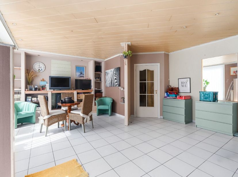 Cette maison à rénover située au centre de Kruishoutem offre un excellent compromis entre espace, potentiel et emplacement central. Les commerces, sup