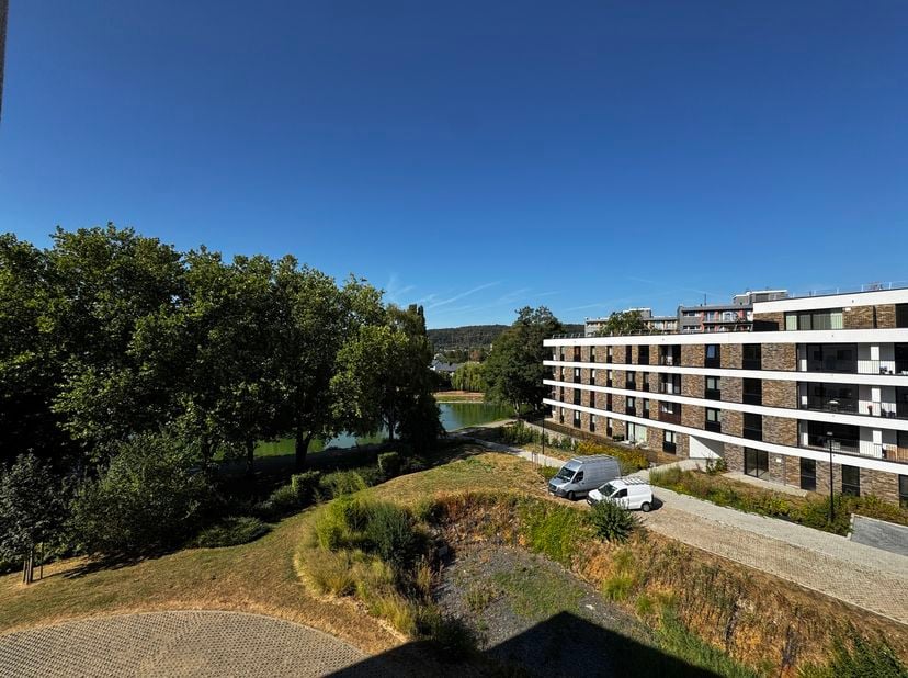 JAMBES (2CH/1SDB), dans un environnement calme et verdoyant, magnifique APPARTEMENT situé au 3ème étage de la Résidence Vue Verte. Il se compose d'un