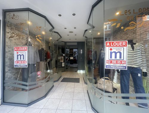                                         Rez-de-chaussée commercial à louer à Enghien, € 750
