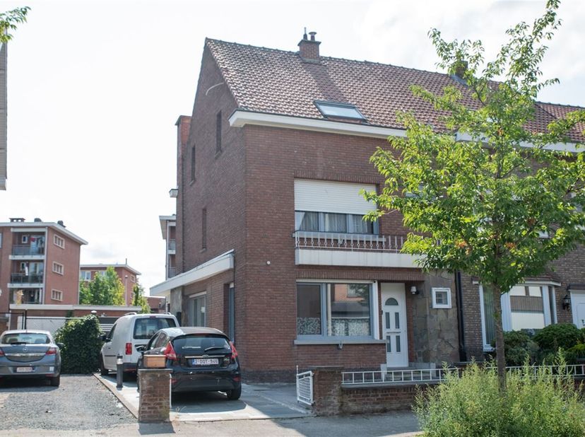 Rustig gelegen half-open bebouwing bij het park van Boom. Op het gelijkvloers is aan de voorzijde een bureau die via een dubbele deur ook toegang geef