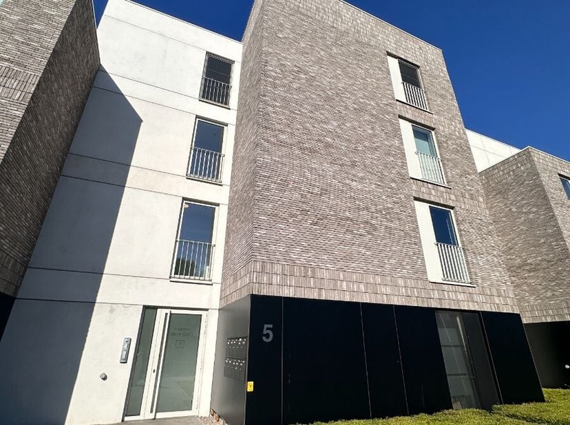 Prachtig gemeubeld appartement met 2 slpks te huur in Lommel:Indeling: inkomhal, apart toilet, woonkamer met open keuken, berging/wasplaats, terras, b