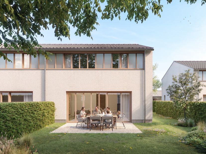 Deze schakelwoning is ingedeeld als volgt: een inkomhal,&amp;nbsp; een keuken, zit- en eetkamer met schuifraam uitgevend in de tuin met zonneterras. Op he