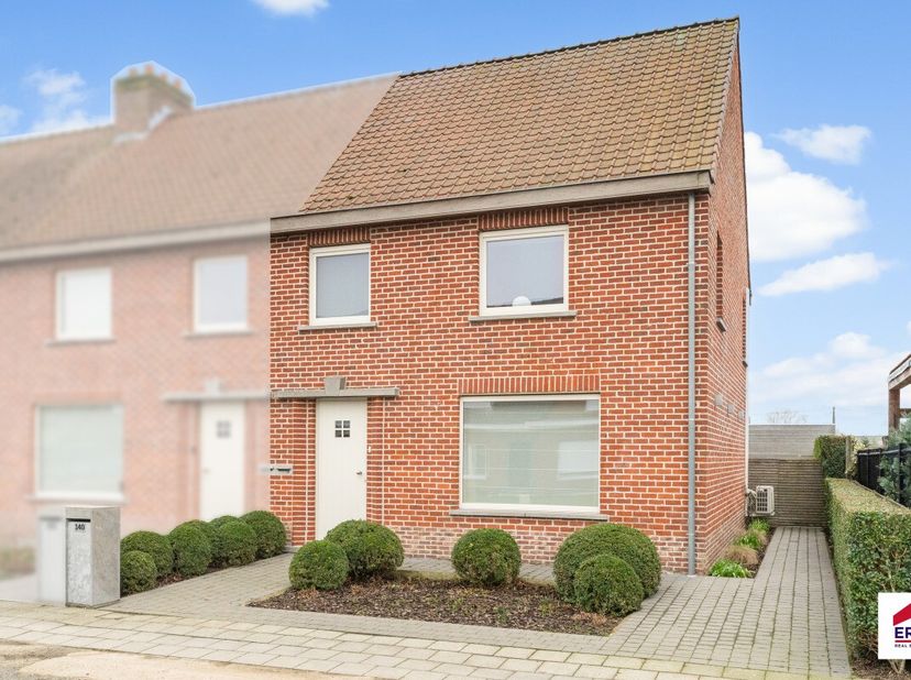 Te koop: ruime halfopen woning in Oostrozebeke op een rustige ligging nabij het centrum van Oostrozebeke en De Ginste.Deze recent gerenoveerde woning