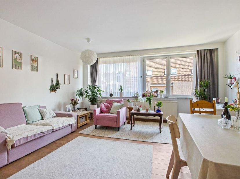 Cet appartement situé au quatrième étage bénéficie d'un emplacement exceptionnel au 61 de la Brusselstraat, au coeur de Louvain. Les commerces, les éc
