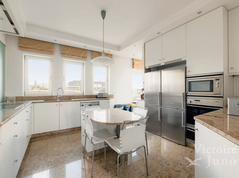 Op 30 meter van de Franklin Rooseveltlaan en naast het Ter Kamerenbos, bevindt zich dit prachtige duplex penthouse van ca. 330 m², gelegen op de 7e en
